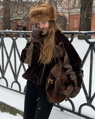 Шапки, береты и кепки: самые модные головные уборы зимы 2025/26 Шапки, береты и кепки: самые модные головные уборы зимы 2025/26