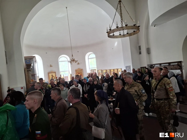 Почти половина из пришедших проститься с Андреем были его сослуживцы | Источник: Евгений Кошек / E1.RU