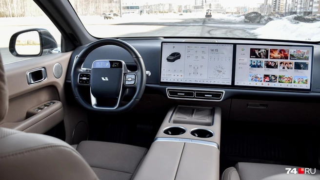 Салон Lixiang&nbsp;— царство экранов. Основной, пассажирский, еще один на руле, плюс проекционный дисплей (у GAC такой тоже есть) | Источник: Артем Краснов