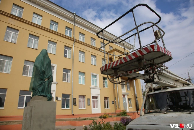 В администрации все же смогли найти деньги на восстановление Михаила Калинина | Источник: Константин Завриков / V1.RU