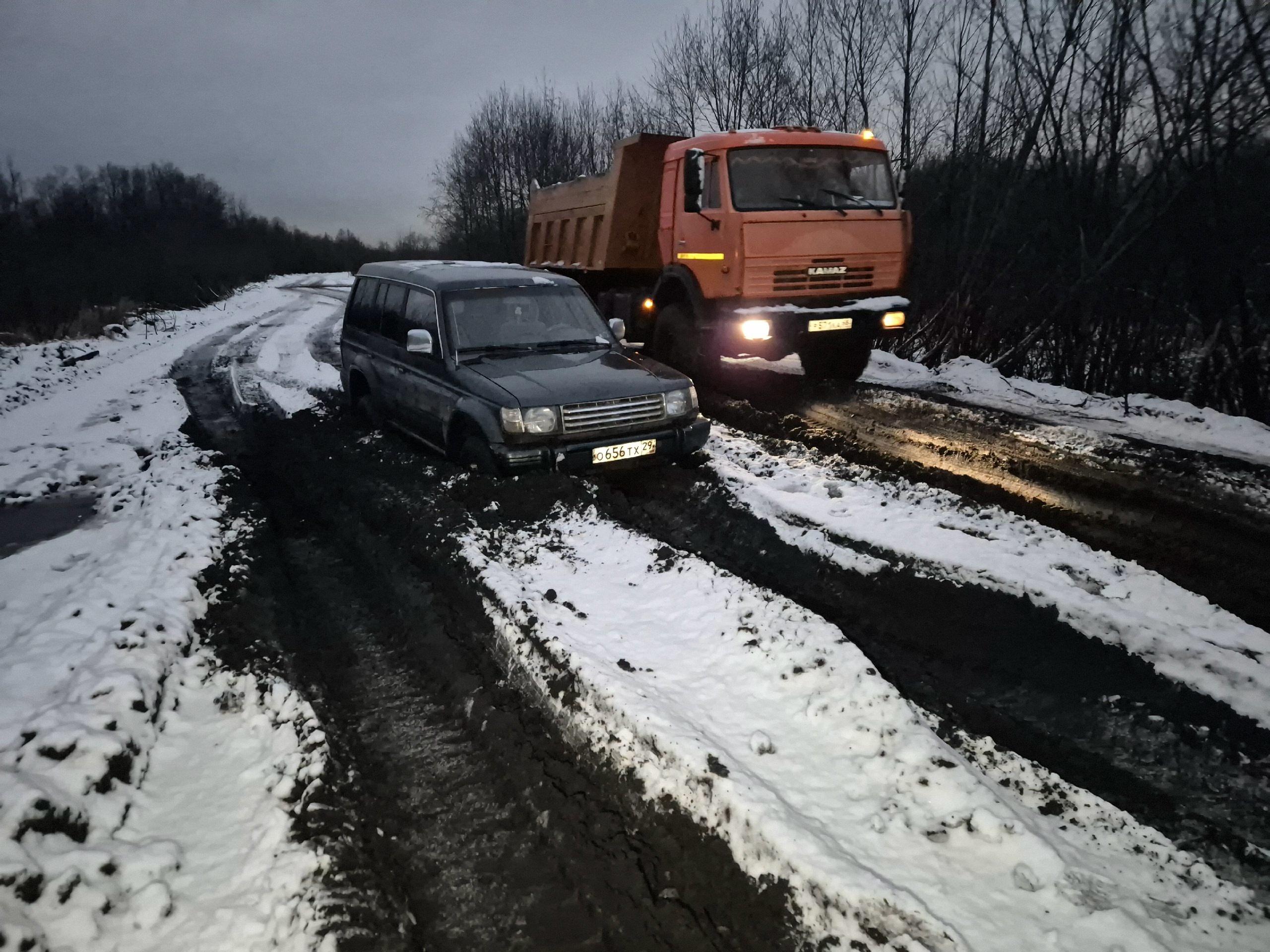 В Архангельске превратили дороги в грязь: как власти обещают решить проблему на Бревеннике