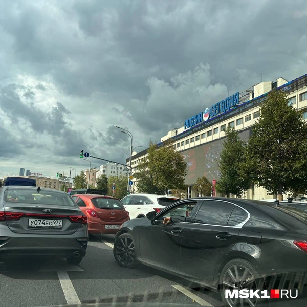 Кроме того, перекрыт Новоарбатский мост по направлению в центр | Источник: читатель MSK1.RU