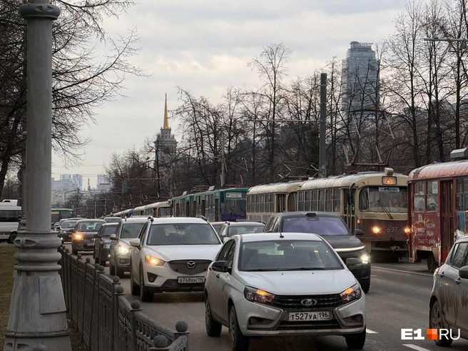 Трамваи не могут проехать по проспекту Ленина | Источник: Анастасия Баранова / E1.RU