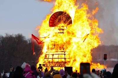 Омичи отметили Масленицу блинами и сжиганием чучела