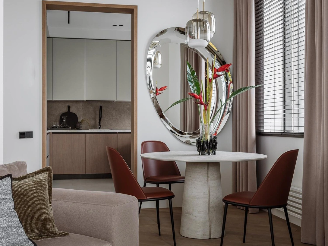Краска, Little Greene. Напольное покрытие, Coswick. Кухня, Binova. Обеденный стол, Cattelan Italia. Обеденные стулья, Midj. Зеркало перед обеденным столом, Cattelan italia. Подвесные светильники, Karadag. Встроенный свет, Maytoni. | Источник: Ольга Шангина