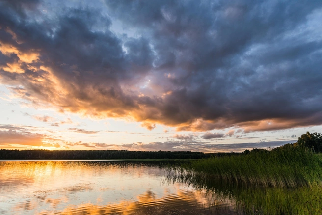На берегу живописного озера Довольное, где расположен санаторий, построен пирс для вечерних прогулок | Источник: ООО&nbsp;«КРАСНАЯ ОЗЕРКА»