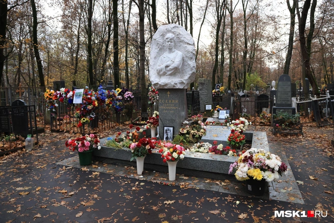 Могила поэта Сергея Есенина усеяна цветами | Источник: Татьяна Спиридонова / MSK1.RU