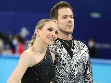 Кровь фигуристки залила лед: Никита Кацалапов рассек коньком ногу Виктории Синициной, ее госпитализировали