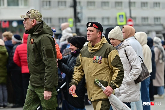 В руках — цветы, вероятно, чтобы возложить их к памятнику после парада | Источник: Василина Любимова