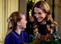 Особый дуэт: Кейт Миддлтон и ее дочь — принцесса Шарлотта — сыграли на фортепиано в честь Рождества
