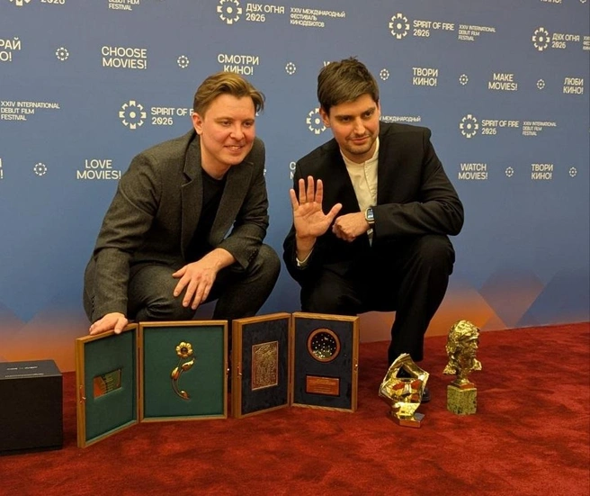 Режиссер Антон Мамыкин и продюсер Иван Яковенко с наградами кинофестиваля «Дух огня» | Источник: Надежда Губарь