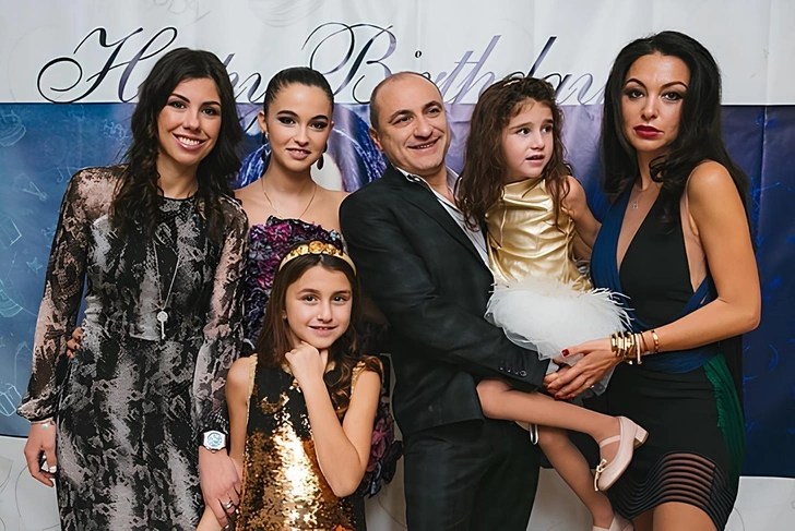 Что известно о дочери Михаила Турецкого, которая из-за мошенников лишилась целого состояния | Источник: соцсети