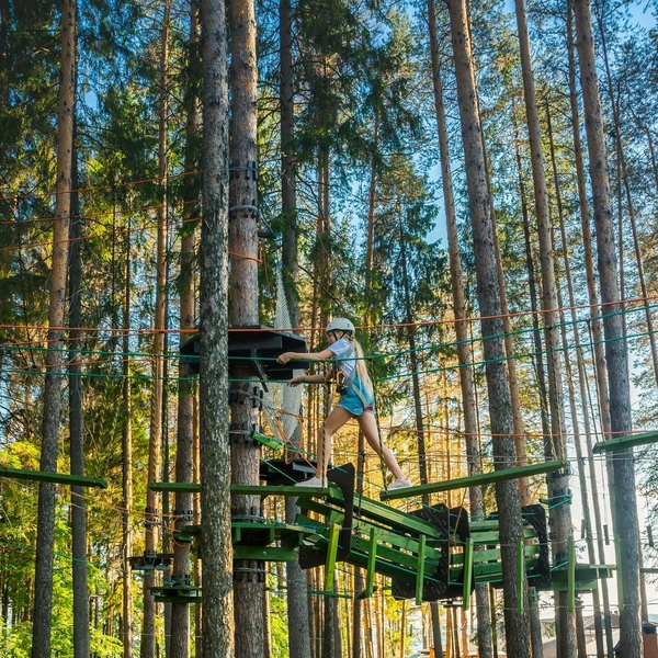 Веревочный парк с разными трассами | Источник: Санаторий «Демидково» / Vk.ru