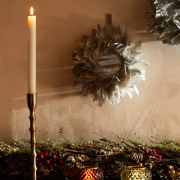 Новогодний венок с перьями и бархатной лентой, Zara Home.