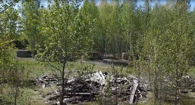 Скрин видео — остатки фундамента завода | Источник: Александр Веселов / Vk.com