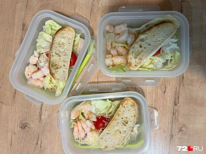 Пример расфасованного салата. Есть даже хлебная гренка, ее надо будет порезать на кубики на месте | Источник: Анатолий Кузнецов / 72.RU