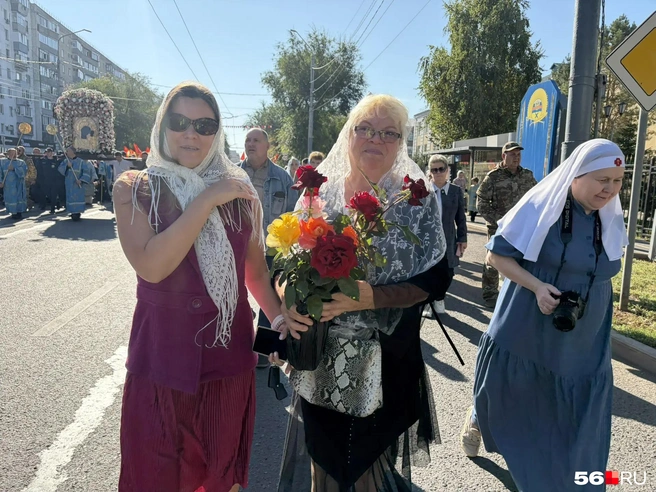 Третьи благодарили Богородицу цветами | Источник: Николай Сальников / 56.RU