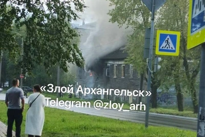 В Архангельске горит двухэтажный дом на Карельской