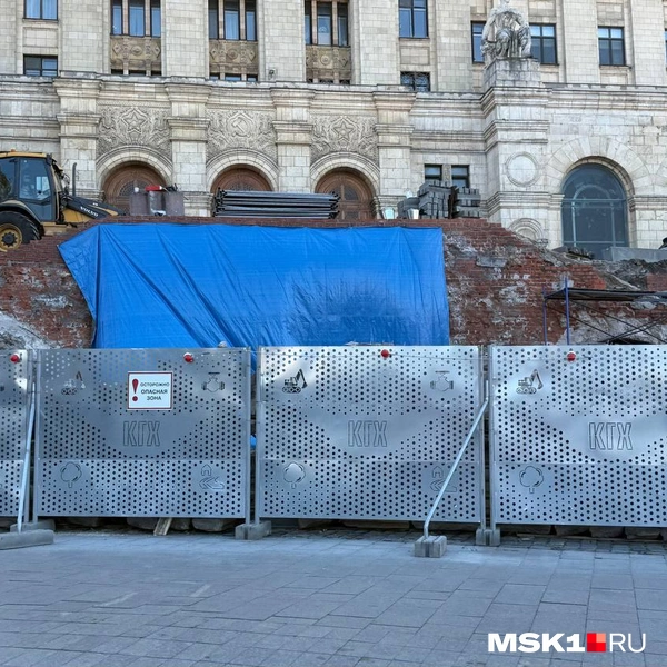 Территорию у высотки огородили | Источник: Артем Устюжанин / MSK1.RU