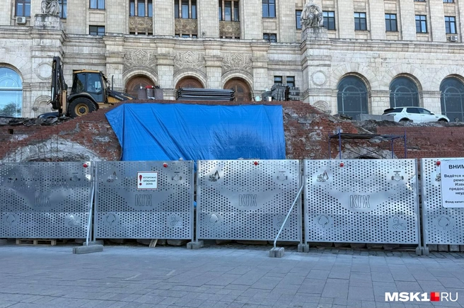 Вход в Сталинскую высотку на Кудринской закрыли на реконструкцию | Источник: Артем Устюжанин / MSK1.RU