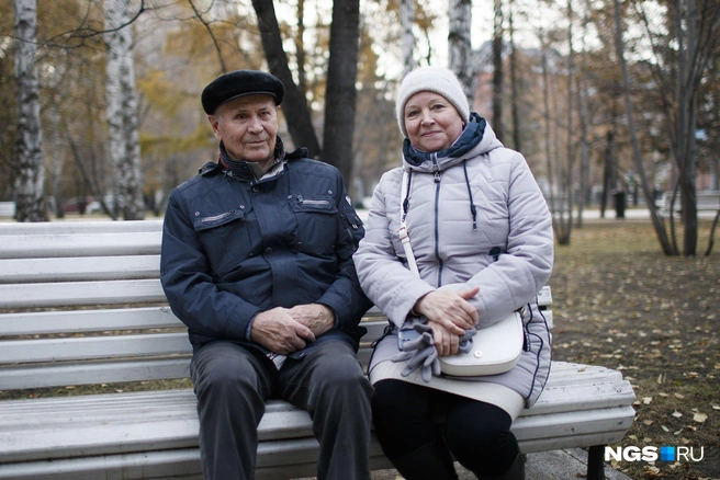 Пенсионеры Валерий Иванович и Ирина Григорьевна ждут предложения на новгодние праздники от детей | Источник: Андрей Бортко / NGS.RU