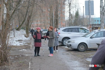 Бабушка пожаловалась и на рассыпающийся тротуар, и на лужи  | Источник: Василина Любимова / 59.RU