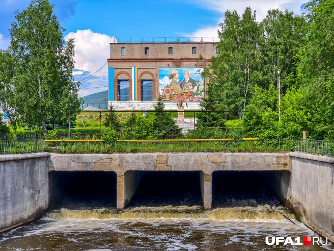 Река Белая бурлит, проходя сквозь плотину | Источник: Булат Салихов / UFA1.RU
