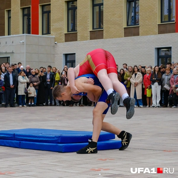 Борьба на церемонии открытия | Источник: Булат Салихов / UFA1.RU