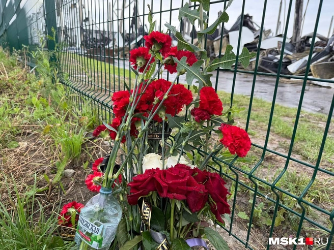Сотрудники склада создали стихийный мемориал  | Источник: Артём Устюжанин / MSK1.RU