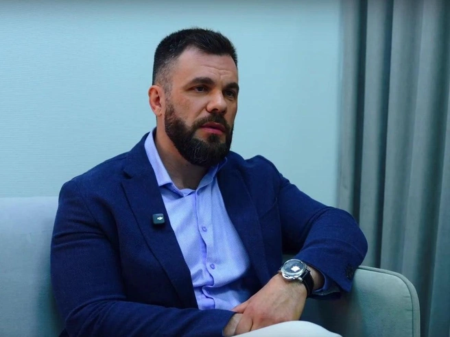 Когда-то Павел мечтал стать рок-звездой, потом он попал в автобизнес | Источник: пресс-служба мэрии Томска