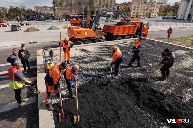 На площади Павших Борцов активно меняют старый асфальт на новый | Источник: Алексей Волхонский / V1.RU