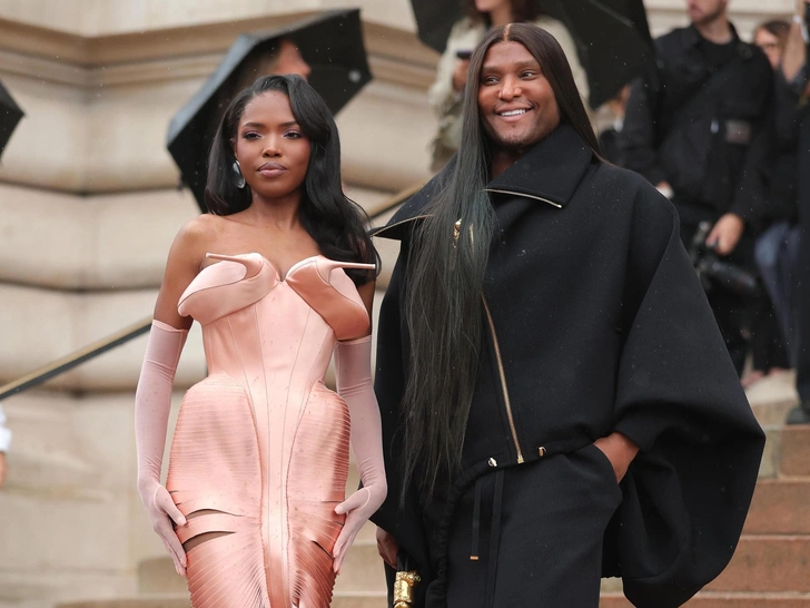 Лоу Роуч и его новая клиентка Райан Дестини на кутюрном показе Schiaparelli, 2025 год
