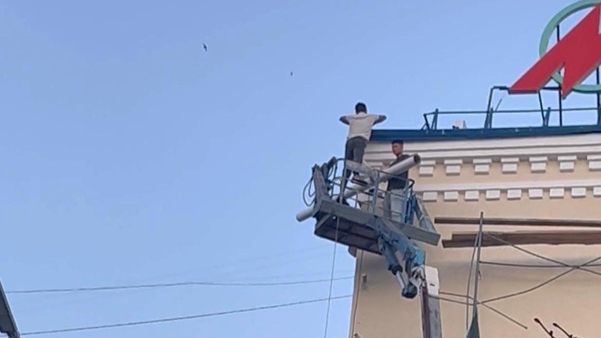 СК отреагировал на падение досок со строительных лесов на голову мужчины в центре Кургана 