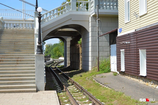 Детская железная дорога, проходящая под спуском и мостом | Источник: Анастасия Баринова / 56.RU