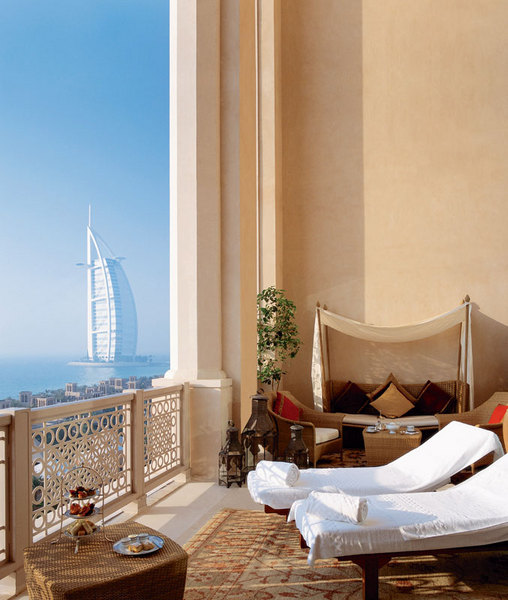 Вид из гостиницы Mina A’Sаlam: синее море, яркое солнце и архитектурный шедевр.