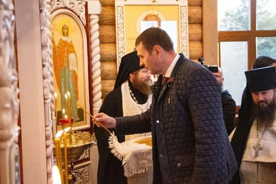В поселке Киран открыли деревянную часовню
