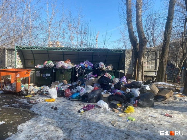 Комсомольская, 15 — к этой площадке ведет спуск, по которому во время гололеда не решались проехать водители мусоровозов. Сейчас проблемы постепенно сходят на нет | Источник: читатель E1.RU