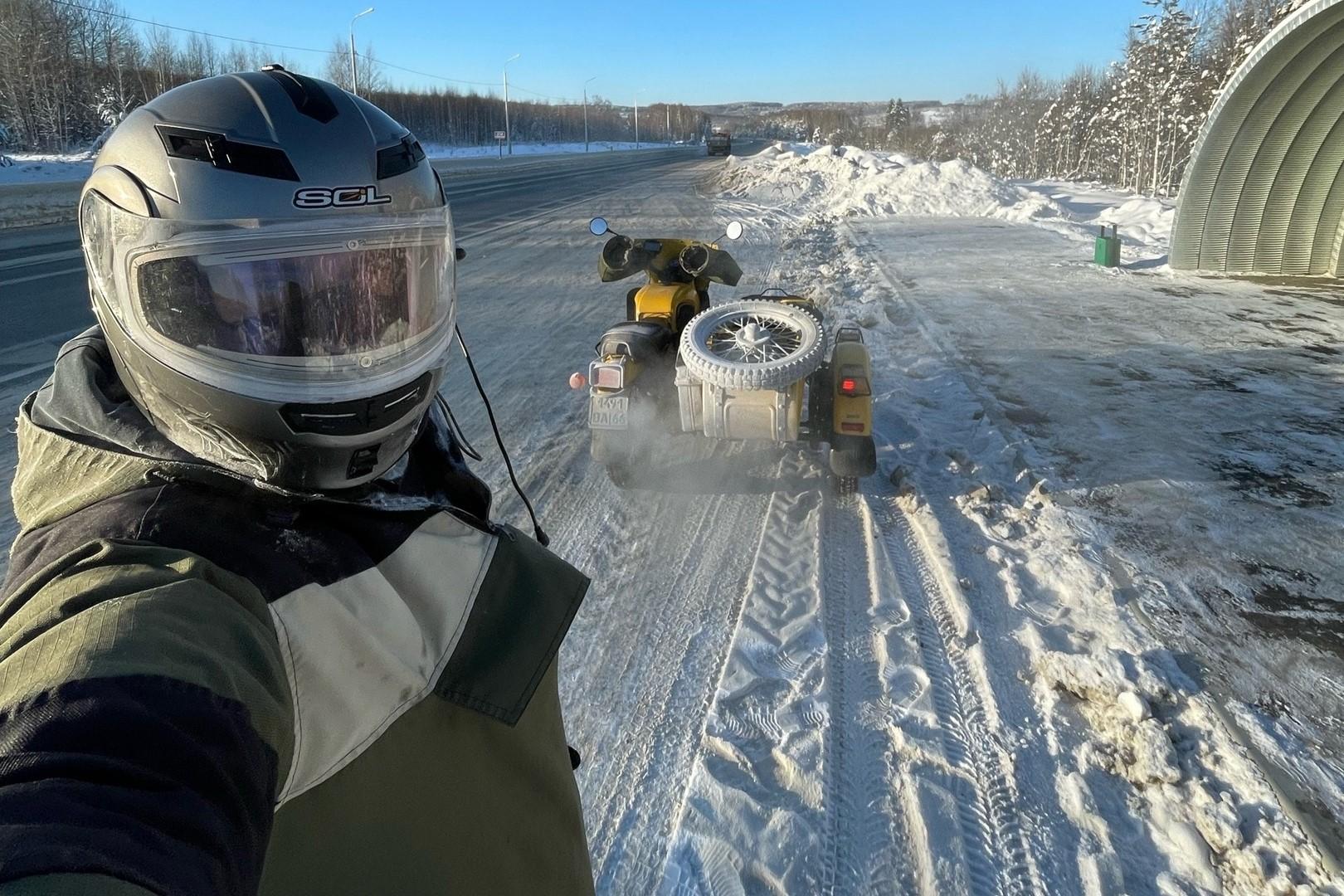 На мотоцикле в мороз под 40 градусов: житель Екатеринбурга приехал в  Прикамье на «Урале» с коляской - 12 декабря 2023 - 59.ру