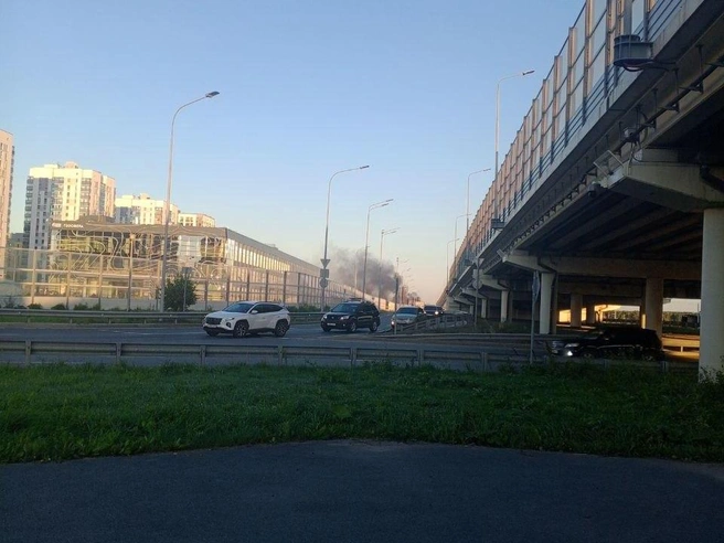 Дым от горящих автомобилей был виден по всей округе. | Источник: читатель 72.RU
