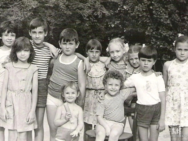 Евгений Калмыков (третий справа) на фотографии с детьми из своего двора | Источник: из личного архива Евгения
