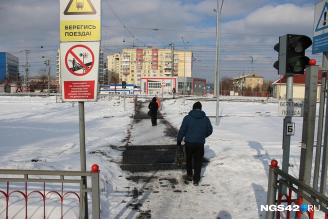 По пути к остановке люди каждый день пересекают несколько железнодорожных путей | Источник: Игорь Епифанцев / NGS42.RU