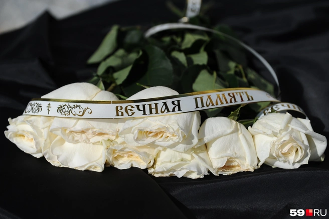 Люди несли самые разные цветы | Источник: Ирина Тропина / 59.RU