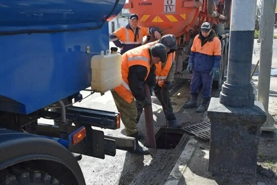 Дождеприемники на улице Горького в Тамбове очистили специализированной техникой