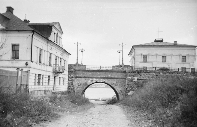 Мост так и остался облезлыми  | Источник: Виктор Латышев / музей Боевой и Трудовой Славы средней школы № 36