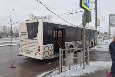 В Волгограде автобус столкнулся со столбом, пострадали четверо