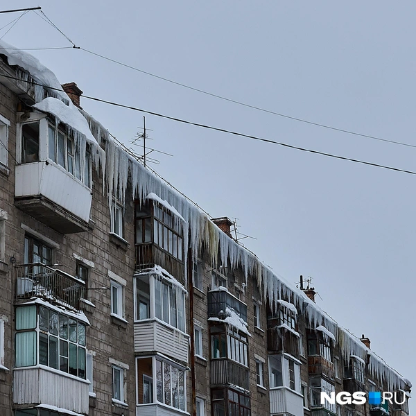 А вот и еще один зимний атрибут&nbsp;— гигантские сосульки | Источник: Александр Ощепков / NGS.RU