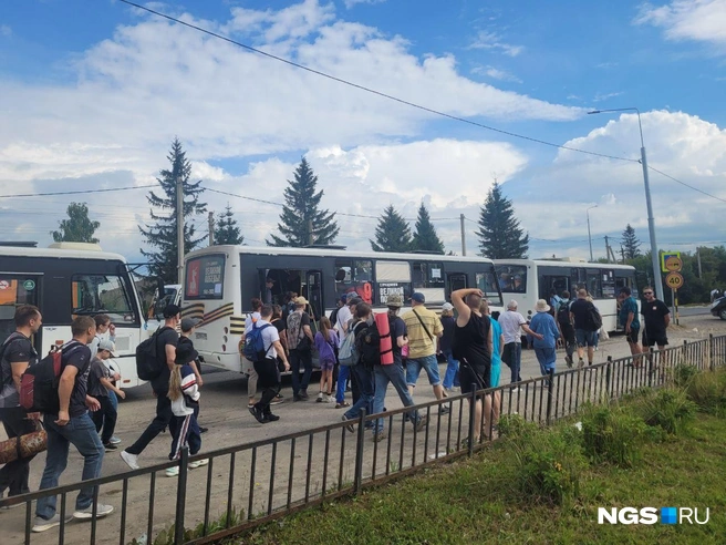 От станции до аэродрома новосибирцы добираются на автобусах или пешком | Источник: Елизавета Шаталова / NGS.RU