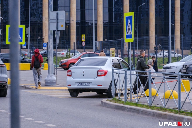 Парковка перед школой не предусматривает посадку и высадку | Источник: Булат Салихов / UFA1.RU