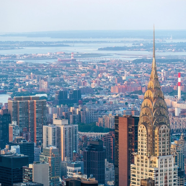 Chrysler Building (Нью-Йорк, США) с его фантастическим 38-метровым шпилем и металлическими элементами во внешнем декоре | Источник: R.M. Nunes Shutterstock/Fotodom.ru
