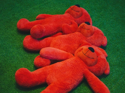 Умер 2-летний малыш, получивший дома удар током от переходника. Его матери грозит колония